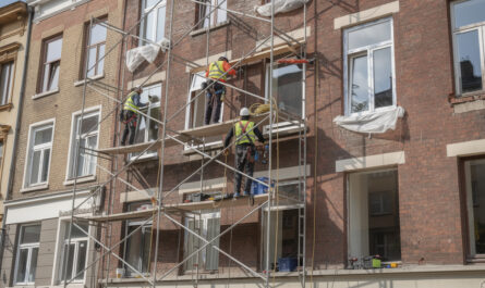 découvrez les contraintes techniques et les bonnes pratiques essentielles pour remplacer vos fenêtres en milieu urbain, alliant confort, sécurité et respect des normes.